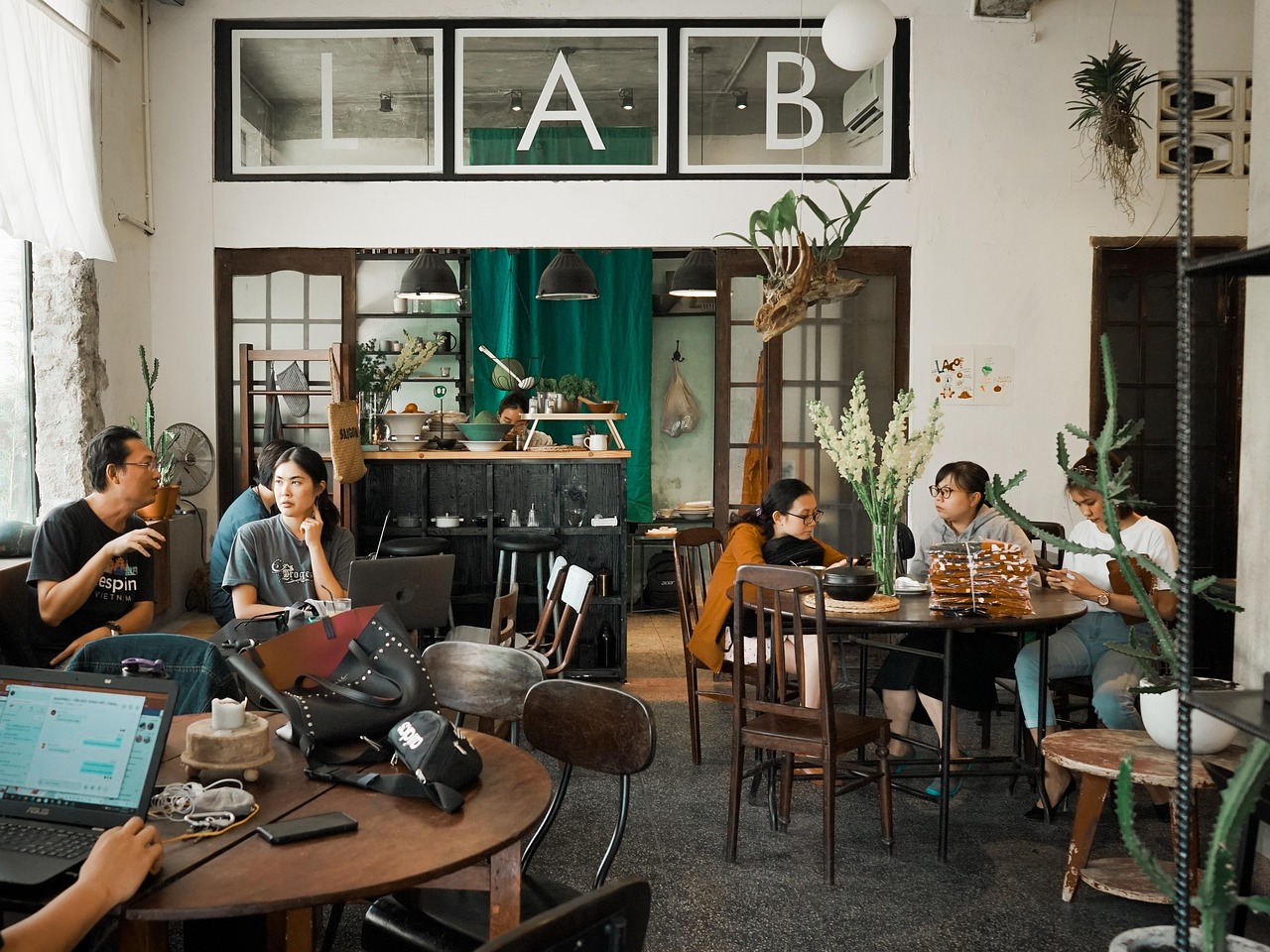 方盒绿大熊猫：易资App详情下载教程